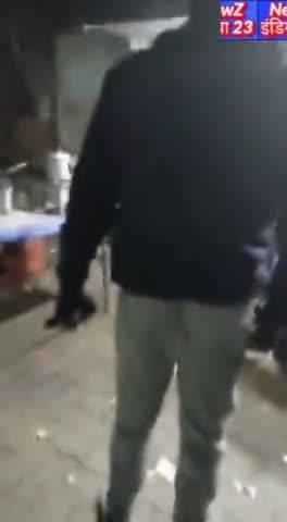 हाथ मे रिवाल्वर लेकर चाय की दुकान पर दबंग का वायरल वीडियो कानपुर के जाजमऊ थाना क्षेत्र का बताया जा रहा है #फहीम-इकोन्दा