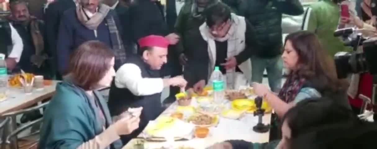 भुने आलू और चाट के जायके के साथ अखिलेश ने की नए साल की शुरुआत, डिंपल यादव के साथ लोगों के बीच मनाया नव वर्ष !

#UP #Mainpuri #AkhileshYadav #SamajwadiParty #DimpleYadav #NewYear2023