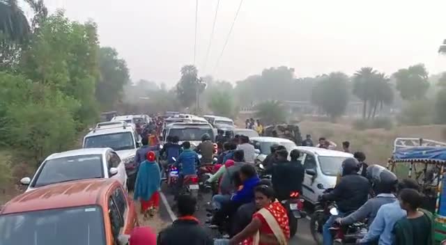 बांका: 1 जनवरी 2023 को odhani dam के रास्ते मे लगभग 2km पहले से ही लगी भीड़। 
#odhnidam
#bankabihar24news #banka
#tourisms