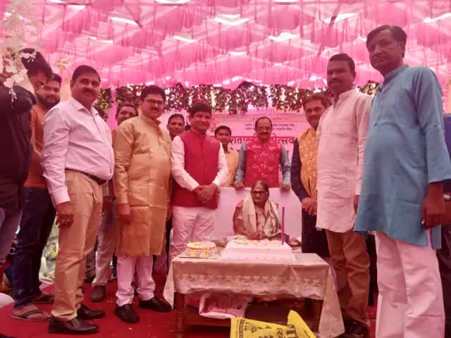 #सक्ती_विधानसभा के  नगर पंचायत सारागांव के वरिष्ठ एवं गणमान्य एवं भारतीय जनता पार्टी के वरिष्ठ कार्यकर्ता श्री राजेंद्र पांडे जी के पूजनीय माता जी श्रीमती दुर्गा पांडे जी का 100 वीं जन्मदिन में सारागाव पहुंचकर शुभकामनाएं और बधाई दी एवं आशीर