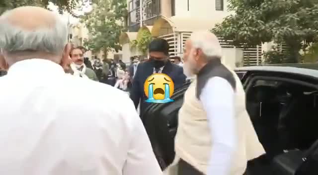 मां हीरा बेन को श्रृद्धांजलि देते हुए प्रधानमंत्री जी का ये भावुक पल। #video_viral