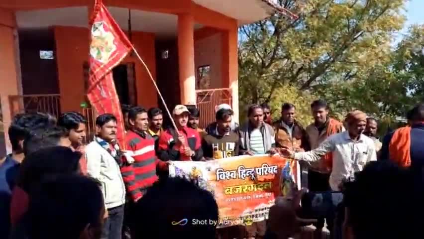 ग्राम मगराना से बागेश्वरधाम जा रही पैदल यात्रा रैली पर विश्व हिंदू परिषद बजरंगदल के प्रमुख ने किया माला डालकर किया#गुना