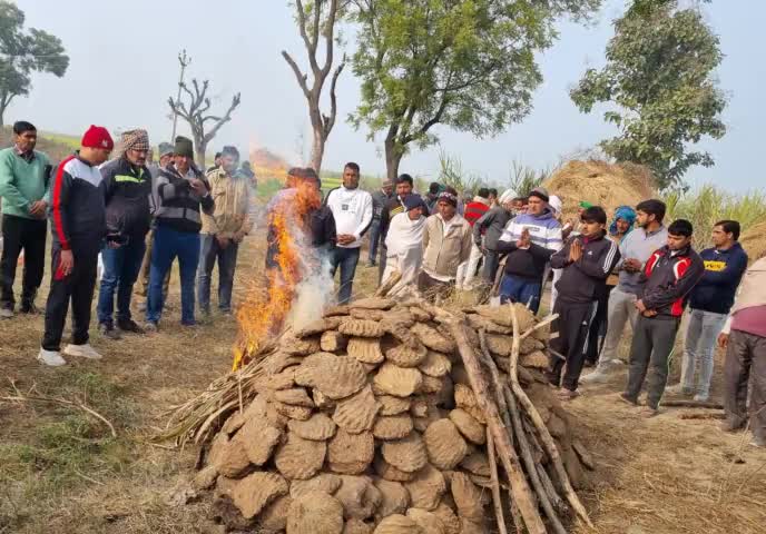 #मेरे ग्राम पंचायत के #गांव, #दौलताबाद मे आदरणीय #चौधरी #प्रेमपाल_सिंह_जी की #पत्नी के #देहांत पर उनके घर पहुँचकर शोक संवेदना व्यक्त की ।
 
ईश्वर शोक संतप्त परिवार को संबल प्रदान करें।
विनम्र #श्रद्धांजलि 🙏
