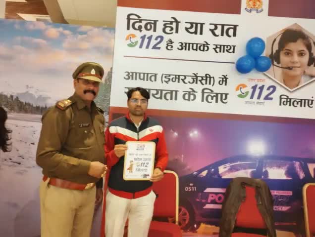 #बहुआयामी_संस्था व पार्टी के राष्ट्रीय अध्यक्ष #K_M_Amish #लुलु_मॉल लखनऊ मे करते #यूपी_पुलिस सहायता 112 क सपोर्टजागरूकता