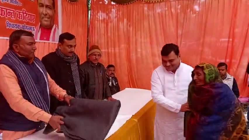 आज ग्राम पंचायत #गंगादासपुर में प्रधान श्री विनीत द्विवेदी जी के द्वारा आयोजित #कम्बल_वितरण कार्यक्रम में पहुँचकर गरीब, वृद्ध जनों को कम्बल वितरित किये।
इस अवसर पर संदीप बाजपेई,अतुल मिश्रा, विनीत द्विवेदी,प्रमेश चौधरी, ग्राम वासी मौजूद रहे।