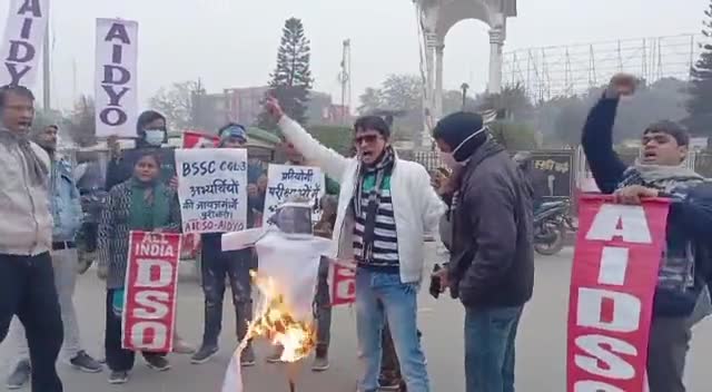 #BSSC अभ्यर्थियों पर लाठीचार्ज एवं प्रतियोगी परीक्षाओं में व्याप्त धांधली के खिलाफ एआईडीएसओ एवं एआईडीवाईओ ने कारगिल चौक पर विरोध- प्रदर्शन कर मुख्यमंत्री नीतीश कुमार का पुतला दहन किया।
#AIDSO  #AIDYO