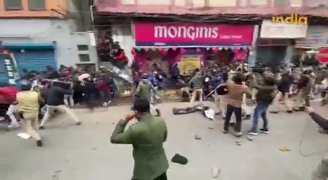 महागठबंधन सरकार में "कलमिया" तो नहीं मिल रहा है, लेकिन बिहार के युवाओं को "लठिया" रोज मिल जा रहा है।

#बेबस_बिहार 
#BSSC_CGL_3
#BSSC_CGL_3_परीक्षा_रद्द_करो