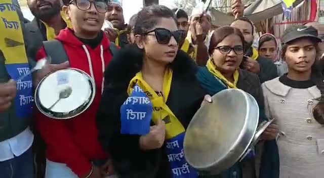 रोहतक: #आमआदमीपार्टी ने खेल मंत्री #संदीप सिंह के इस्तीफे की मांग को लेकर किया #थाली बजाओ प्रदर्शन #saharaharyana