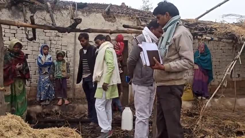 भदेहदू की ब्रजरानी पत्नी स्व0 इंद्रपाल मौर्य के घर में #आग लग जाने से गृहस्थी का सामान व एक गाय  की जलजाने से #मृत्यु PC