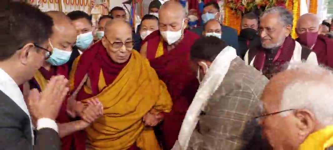 #दलाई_लामा भारत में अहिंसा और सर्वधर्म समभाव की बात की जाती है वही #माननीय_कृषि_मंत्री_कुमार_सर्वजीत जी ने दलाई लामा से आशीर्वाद लिये!