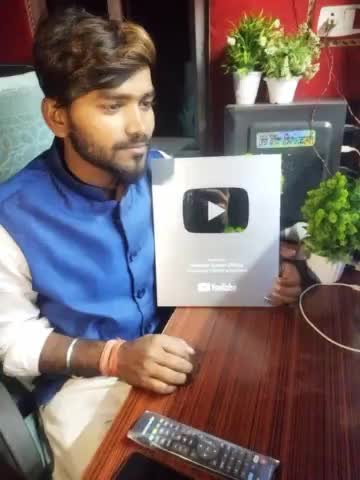 मधुबनी:-लदनियाँ प्रखंड के पथलगाढा गाँव निवासी गायक संदीप प्रजापति को #यूट्यूब द्वारा सिल्वर बटन मिलने प्रंशसको में खुशी