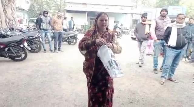 हरदा: #हरदा #बिजलीविभाग एक माह का बिल आया 61000/- बिजली विभाग के कर्मचारी करते है आये दिन परेशान परिवार पहुंचा जहर खाने