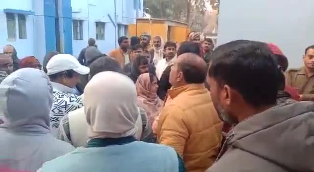 #कैमूर के भभुआ में ATM में पैसा डालते समय अपराधियों ने दिन दहाड़े गार्ड कटकरा के भानु चौबे को मारी गोली जंगलराज कायम है