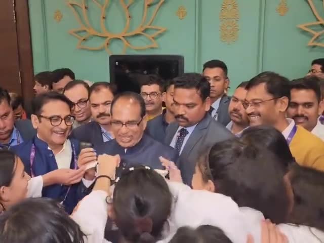 युवा प्रवासी भारतीय दिवस पर पधारे अपने प्रवासी भांजे-भांजियों से मिलकर हृदय आनंदित हो उठा।#PBDIndore #पधारो_म्हारे_घर