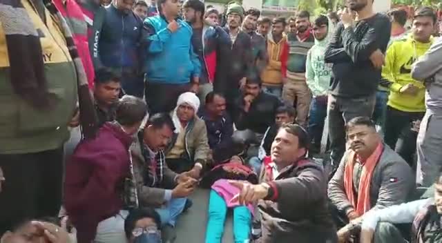 राजस्थान में #पेपर लीक सरकार के खिलाफ ओसवाल स्कूल अलवर के सामने आंदोलन। कांग्रेस सरकार #युवा विरोधी सरकार हैं।