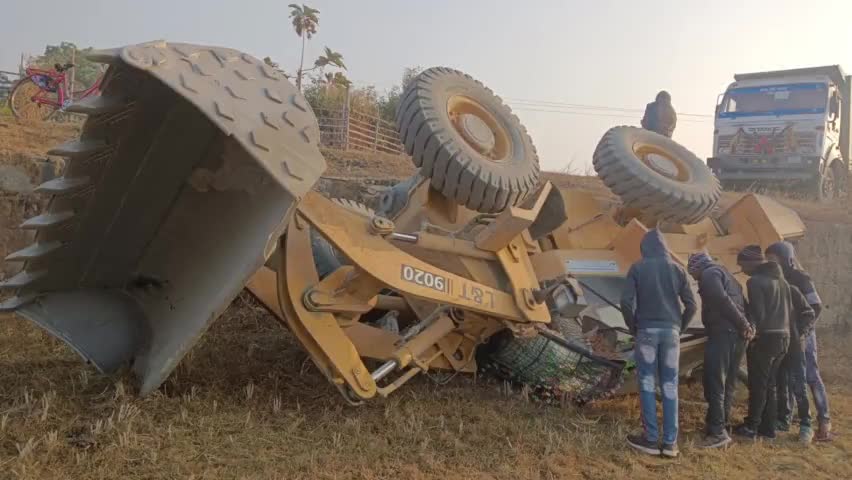 #दुधानी के केनवा #तालाब के पास #अनियंत्रित होकर #JCB खेत में गिर पड़े@