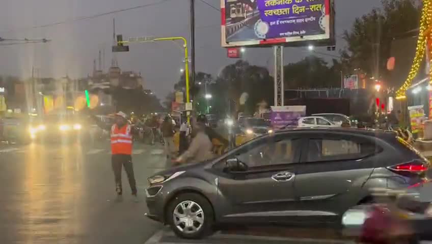 इंदौर में ट्रैफिक महाअभियान को संभालते संस्था स्प्रेडिंग स्माइल्स के युवा।
.
#indorecity #indorebreaking  #indorelive