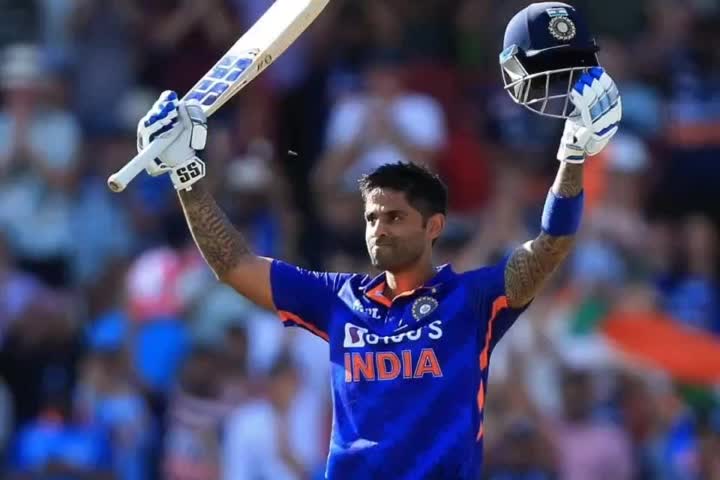 देख रहे हो विनोद सूर्य कुमार यादव जी ने रात में  रोशनी किए हुए हैं
#T20
  #बधाई 

💐💐💐