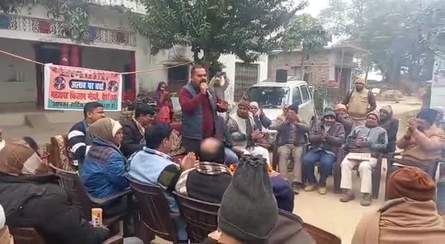 मोटे अनाज को बढ़ावा देने के लिये #भलुअनी #देवरिया के ठाकुर देवरिया में #भाजपा किसान मोर्चा ने आयोजित किया #अलाव पर चर्चा।