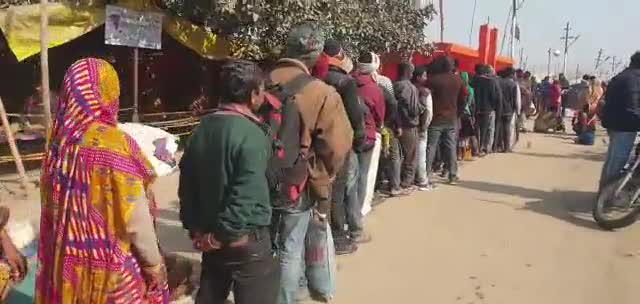 प्रयागराज: कुंभ नगरी में विशाल भंडारे मैं लोगों की लगी भीड़#news_india #zeempnews #newsreportar