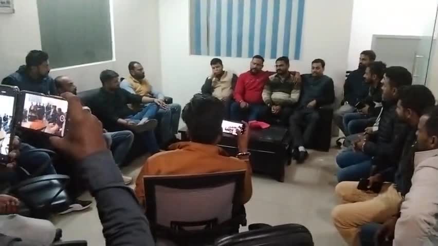 भूलोक अतल पाताल देख, गत और अनादत काल देख।
यह देख जगत का आदि सर्जन, यह देख महाभारत का रण।।
लखनऊ के बिजनेसमैन मित्रो के बीच #रश्मिरथी का पाठ किया।
आपका #अवधकेसरी
