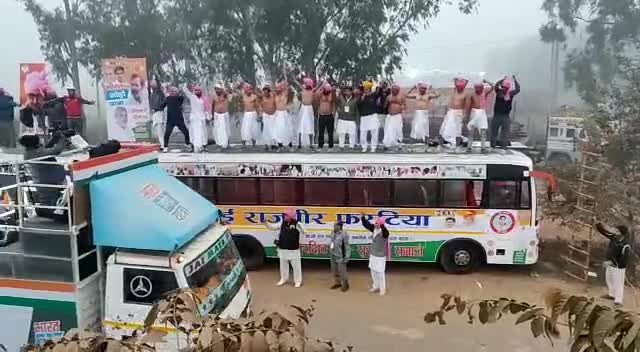 कड़ाके की ठंड में #भारत_जोड़ो_यात्रा , में भाई दीपेन्द्र सिंह हुड्डा के सच्चे सिपाही पूर्व जिला प्रमुख #भाई_राजबीर_फरटिया युवा साथियों के साथ यात्रा में आगे बढ़ते हुए।