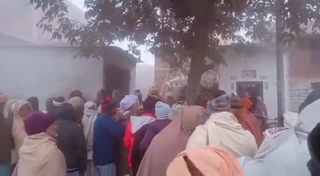 खाद लेने की लिये लगी लंबी कतार किसान बेहाल #खाद #किसान