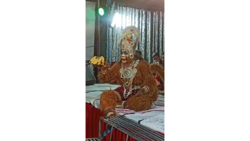 भक्तों के बीच पहुंचे हनुमान जी - झूम उठे भक्तगण।
.
#indorebreaking #indorenews #indorelive #jayshreeram #hanumanji