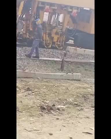 रेलवे ट्रैक को दुरुस्त करते रेल कर्मचारी और मशीन।#viral_news #trending_new