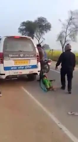 पुलिस वाले बुजुर्ग महिला को घसीटकर ले गए गाड़ी में, देखें पुलिस का अमानवीय चेहरा #murena