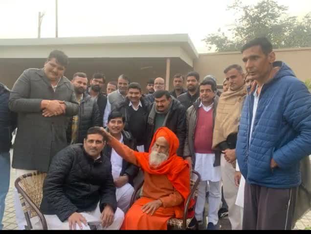 आज #भुना मे स्वामी श्री भगीरथ दास जी से आशीर्वाद लेते हुए...

#bhuna  #Fatehabad #Haryana