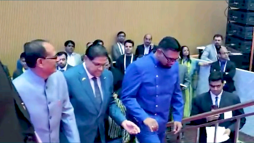 विश्वभर से MP की आर्थिक राजधानी इंदौर में पधारे विभिन्न राजनयिकों, उद्योगपतियों व निवेशकों का अभिनंदन करता हूँ।#InvestMP