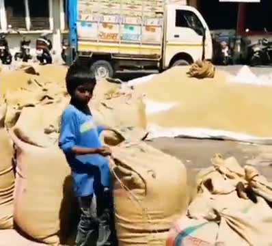 वक़्त से पहले हादसों से लड़ा हूँ, 
मैं अपनी उम्र से कई साल बड़ा हूँ..!

#foryoupage #postivevibes #rahulguhrati