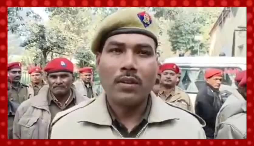 #मिर्जापुर_पीआरडी जवानों का जिला मुख्यालय पर प्रदर्शन 4 महीने से नहीं मिला है वेतन #मानदेय,अपने विभाग का चक्कर लगाते..