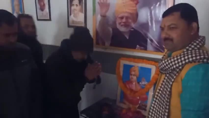 #स्वामी #विवेकानंद की #जयंती पर #भाजपा नगर मण्डल #देवरिया के #कार्यकर्ताओं के साथ #पुष्पांजलि कर #नमन किया।