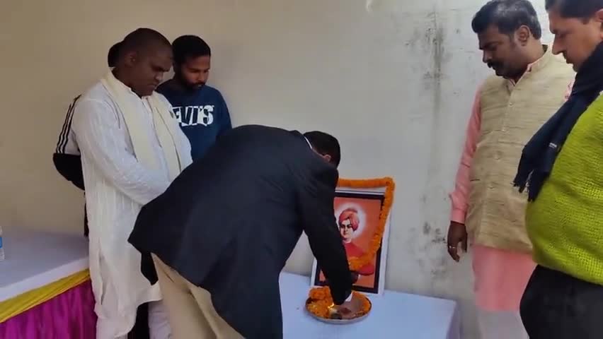राष्ट्रीय युवा दिवस के मौके पर आज हुसैनाबाद स्थित मेरे आवास पर युवाओं के बीच ,उनकी महत्ता, देश के विकास में उनकी भागीदारी और एकता बरकरार रखने जैसी तमाम मुद्दों पर चर्चा किया साथ ही  #कर्नल_यूथ_ब्रिगेड टीम का गठन किया गया। 
#स्वामी_विवेकानंद