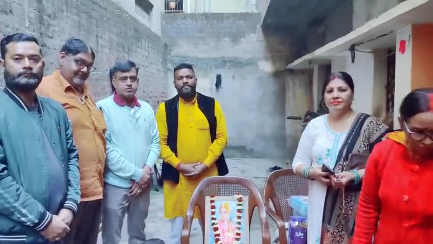 विश्व में भारतीय संस्कृति को गौरवान्वित करने वाले, युवाओं के प्रेरणास्रोत #स्वामी_विवेकानंद जी की जयंती पर,पाठ सामग्री एवं चॉकलेट का वितरण किया गया बच्चों के बीच..