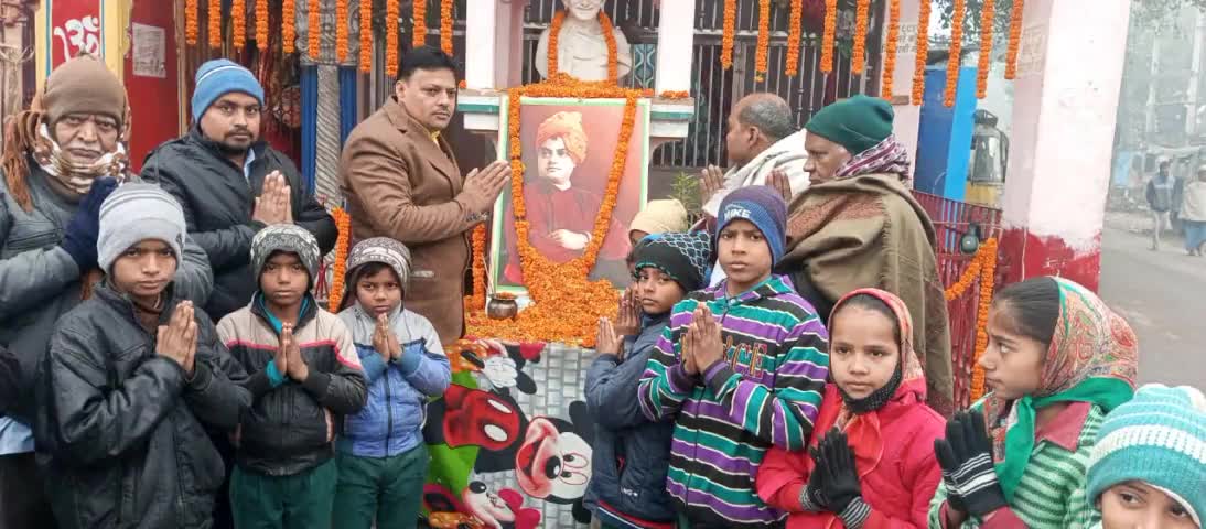 #राष्ट्रीय_युवा_दिवस पर भाजपा नेता हरेश कुमार सिंह ने #बिदुपुर_बाजार #गांधी_चौक पर स्वामी विवेकानन्द को पुष्पांजलि की।