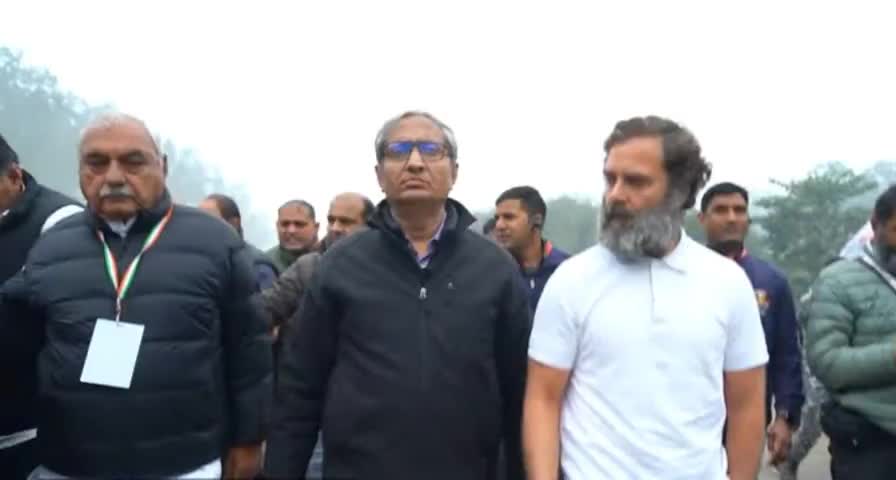 देश का सबसे बड़ा स्वघोषित निष्पक्ष पत्रकार। तपस्वी के साथ संपूर्ण ब्रह्मांड का ईमानदार पत्रकार। #RavishKumar #RahulGandhi