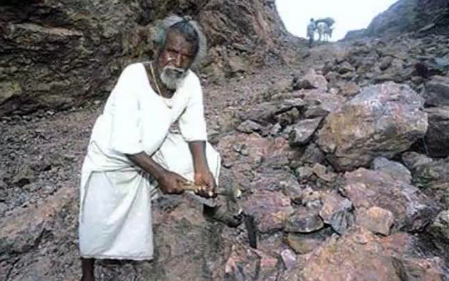 “जब तक तोड़ेंगे नहीं तब तक छोड़ेंगे नहीं”

माउंटेन मैन #दशरथ_मांझी जी की जयंती पर कोटिश: नमन।