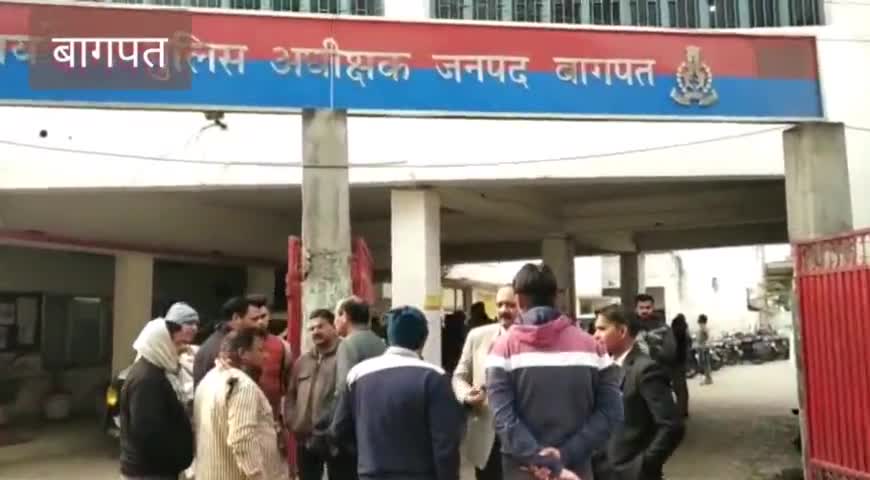 बागपत: जनपद के #बड़ौत में #सहारा_समूह के विरूद्ध दर्ज मुकदमे में गिरफ्तारी को लेकर
#पुलिस_अधीक्षक से मिले अधिवक्ता