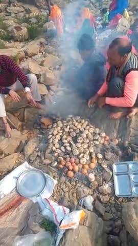 मकर संक्रांति के पावन पर्व पर मां नर्मदा के तट पर दाल बाटी का आनंद और भाई और मित्रों के साथ आनंददायक क्षण #पंडित अशोक