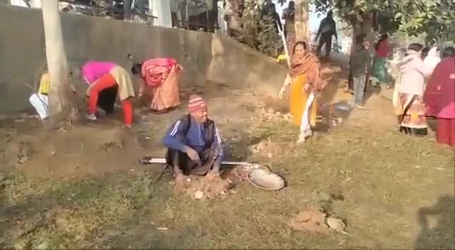 #डिंडौरी में नर्मदा जी की सफाई करने पहुचे मुस्लिम दिव्यांग शिक्षक, आम जनों को दिया संदेश,