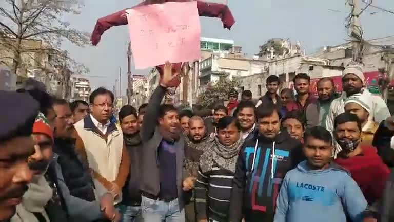 बिहार के अशीक्षित शिक्षा मंत्री #चंद्रशेखर_प्रसाद_यादव का पुतला दहन भाजपा के माननीय प्रदेश अध्यक्ष डॉ #Sanjayjaiswal जी के नेतृत्व में किया गया
#Chandrashekhar प्रसाद को बर्खास्त करो..