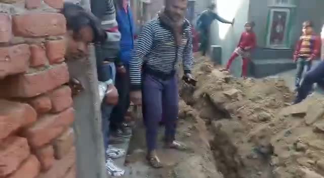 बदायूं: hayat nagar me tanki khudai me todi cc road kchetra pnchayat sadasya ke kahne se bhi nahi maan Rhe h #badaun