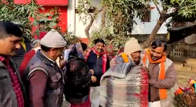 गोबराई #देवरिया में #नपाध्यक्ष अलका सिंह के साथ जरूरतमंदों में #कम्बल #वितरण किया।