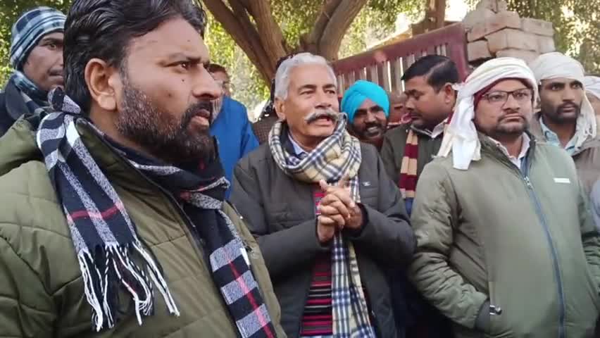 टाउन 6 नं चुंगी पर गरीबों के आशियाने तोड़ने आई नगरपरिषद की #जेसीबी लाल झंडे के लोगों के विरोध के चलते लोटी बेरंग #cpim