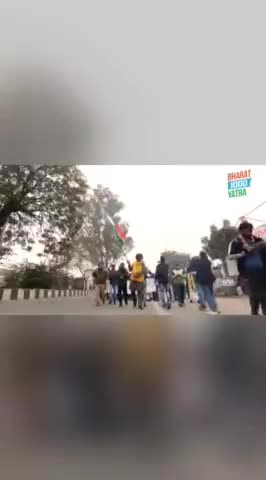 भारत जोड़ो यात्रा में कन्याकुमारी से कश्मीर तक सबसे ऊंचा तिरंगा लेकर चल रहे स्वराज परिवार के साथी वीरेंद्र सिंह भगोडिया। 

➡️ सुनिए उनकी कहानी उन्ही की ज़ुबानी

#bharatjodayatra #BharatJodo