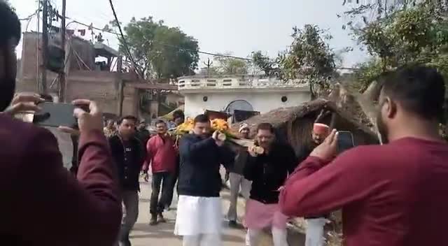 दुखद ,
माननीय राज सभा सांसद संजय सिंह  #चाची के #अंतिम संस्कार में शामिल हुआ
ईश्वर  परिवार को दुख सहने की शक्ति प्रदान ,