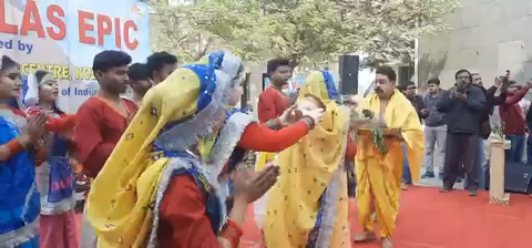 #GangaVilas क्रूज़ के विदेशी सैलानी पटना के ऐतिहासिक स्थलों का भ्रमण कर रहे हैं  इस दौरान #BiharMuseum में आयोजित सांस्कृतिक कार्यक्रम में प्रस्तुति का आनंद उठाते सैलानी|